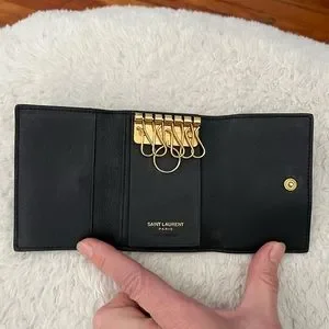 小物 SAINT LAURENT key case CASSANDRE SLIM KEY CASE IN GRAIN DE POUDRE LEATHER | Saint